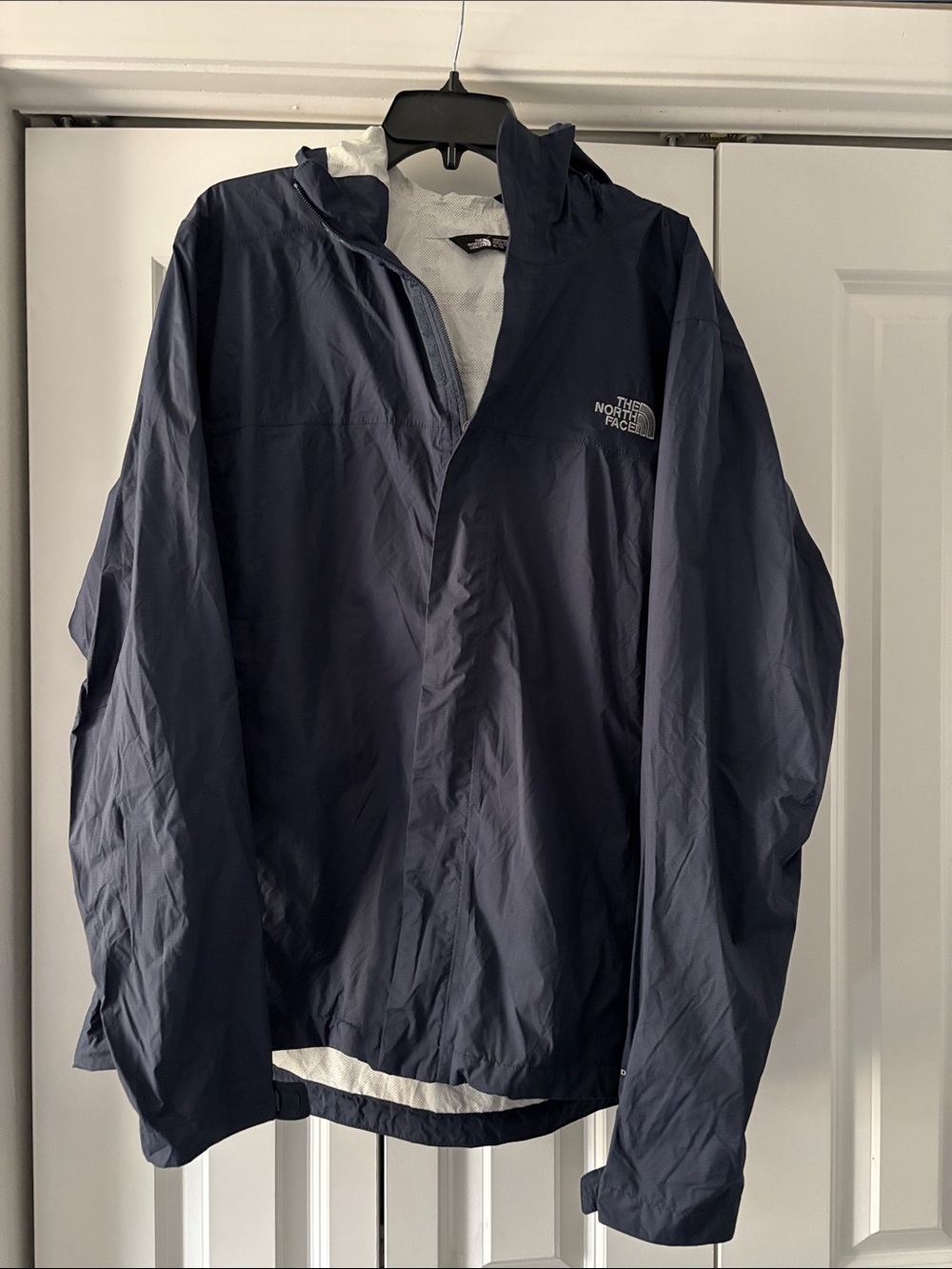 The North Face Men's Navy Lightweight raincoat/ Windbreaker Jacket